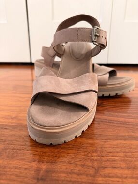 Timberland Women’s Taupe Suede Platform Sandals. 11W